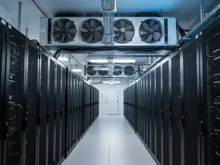 Moderne Serverraum-Infrastruktur mit leistungsstarken Kühlsystemen und Lüftermodulen in einem Rechenzentrum. - Foto: über boerse-global.de