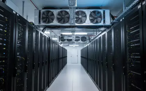 Moderne Serverraum-Infrastruktur mit leistungsstarken Kühlsystemen und Lüftermodulen in einem Rechenzentrum. - Foto: über boerse-global.de