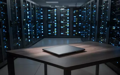 Ein dunkler, moderner Serverraum mit blau leuchtenden Server-Racks und einem geschlossenen Laptop auf einem Schreibtisch. - Foto: über boerse-global.de