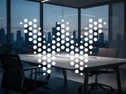 Ein minimalistischer, moderner Büroarbeitsplatz in der Dämmerung, der eine Atmosphäre von strategischem Wandel vermittelt. - Foto: über boerse-global.de