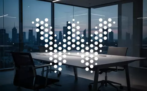 Ein minimalistischer, moderner Büroarbeitsplatz in der Dämmerung, der eine Atmosphäre von strategischem Wandel vermittelt. - Foto: über boerse-global.de