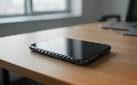 Ein modernes Smartphone liegt auf einem minimalistischen Schreibtisch mit ausgeschaltetem Bildschirm. - Foto: über boerse-global.de