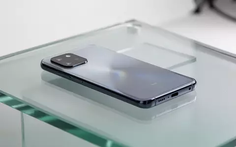 Ein modernes Smartphone auf einer mattierten Glasoberfläche in einem minimalistischen Studio mit weichem Licht. - Foto: über boerse-global.de