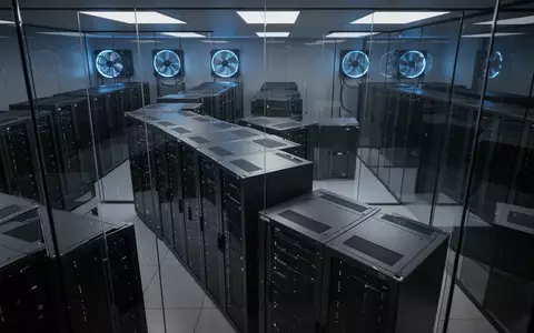 Moderne Serverräume mit dunklen, inaktiven Server-Racks in einer sterilen, professionellen Büroumgebung. - Foto: über boerse-global.de