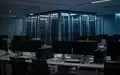 Leere, modern gestaltete Arbeitsplätze in einem Großraumbüro mit dunklen Bildschirmen in einer nachdenklichen Atmosphäre. - Foto: über boerse-global.de