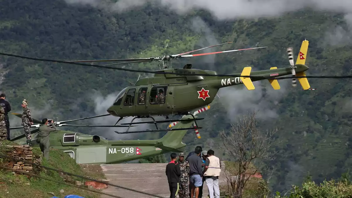 Ein Rettungshubschrauber hebt zum Einsatz im Katastrophengebiet in Nepal ab. - Bild: Uncredited/YNA/dpa