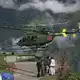 Ein Rettungshubschrauber hebt zum Einsatz im Katastrophengebiet in Nepal ab. - Bild: Uncredited/YNA/dpa