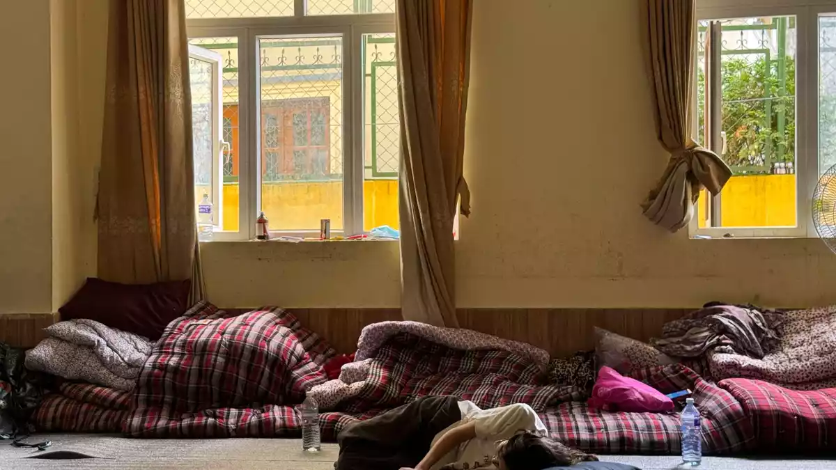 Überlebende der Flutkatastrophe ruhen in einem Kloster aus. - Bild: Niranjan Shrestha/AP/dpa