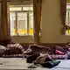 Überlebende der Flutkatastrophe ruhen in einem Kloster aus. - Bild: Niranjan Shrestha/AP/dpa