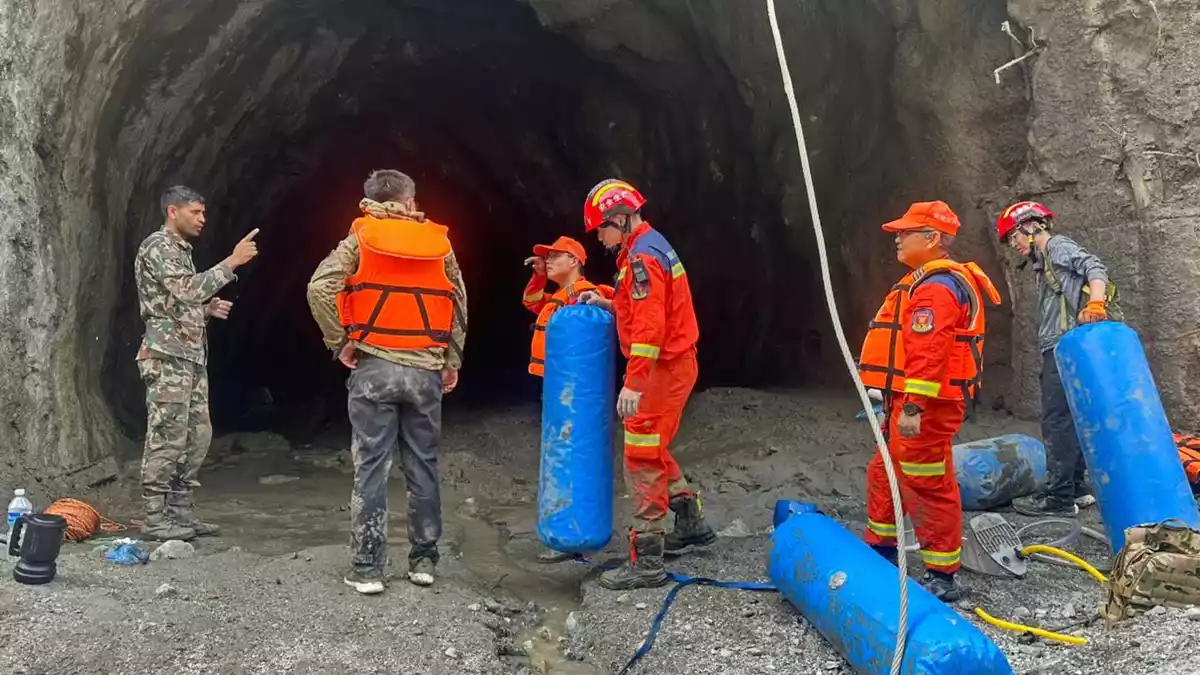 In Tunneln werden noch immer zahlreiche Arbeiter vermisst. - Bild: Uncredited/Nepal Army/dpa