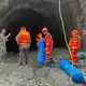 In Tunneln werden noch immer zahlreiche Arbeiter vermisst. - Bild: Uncredited/Nepal Army/dpa