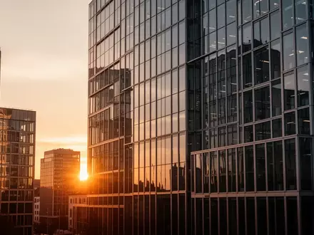 Moderne Glasfassade eines Bankgebäudes im Finanzviertel bei Sonnenuntergang. - Foto: über boerse-global.de