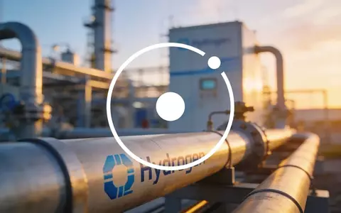 Moderne Industrieanlage für Wasserstofftechnologie bei Sonnenaufgang als Symbol für Investitionen in grüne Energie. - Foto: über boerse-global.de