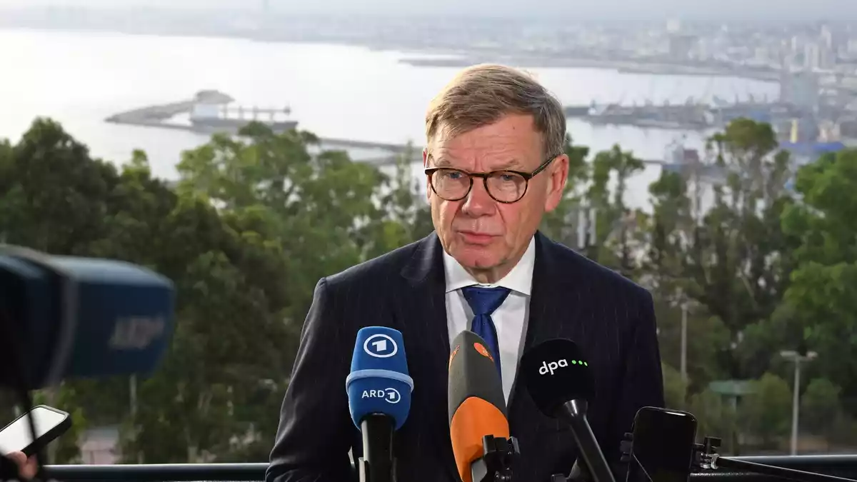 Außenminister Johann Wadephul (CDU) äußert sich in der algerischen Hauptstadt Algier vor Journalisten. - Bild: Michael Brandt/dpa