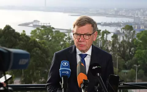 Außenminister Johann Wadephul (CDU) äußert sich in der algerischen Hauptstadt Algier vor Journalisten. - Foto: Michael Brandt/dpa