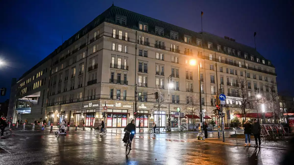 Die Gesellschafter des Adlon-Hotels haben dem Verkauf der Immobilie zugestimmt. (Archivbild) - Bild: Jens Kalaene/dpa