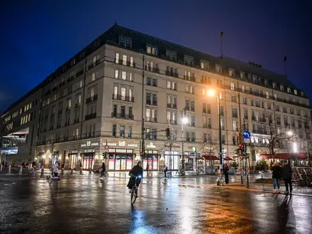 Die Gesellschafter des Adlon-Hotels haben dem Verkauf der Immobilie zugestimmt. (Archivbild) - Foto: Jens Kalaene/dpa