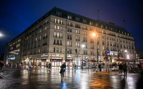 Die Gesellschafter des Adlon-Hotels haben dem Verkauf der Immobilie zugestimmt. (Archivbild) - Foto: Jens Kalaene/dpa