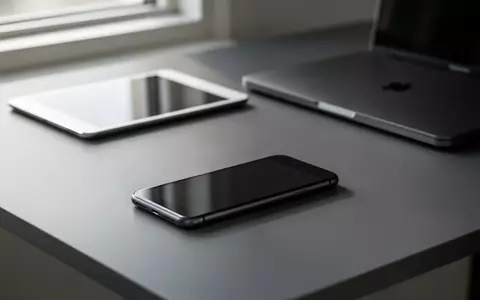 Ein minimalistischer Arbeitsplatz mit einem schwarzen Smartphone auf einem Schreibtisch im sanften Tageslicht. - Foto: über boerse-global.de