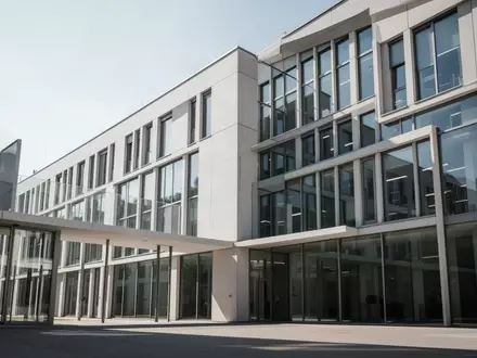 Modernes Verwaltungsgebäude in der Schweiz als Symbol für Datenschutz und öffentliche Verwaltung. - Foto: über boerse-global.de