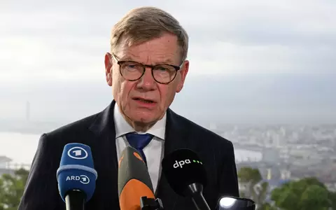 Außenminister Johann Wadephul (CDU) äußert sich in der algerischen Hauptstadt Algier vor Journalisten. - Foto: Michael Brandt/dpa