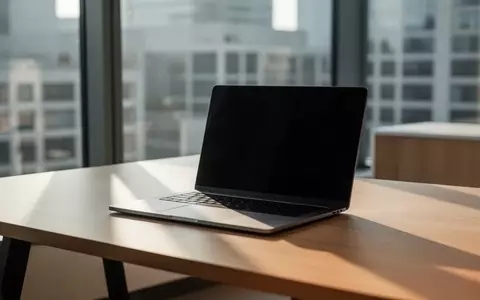 Ein moderner, minimalistischer Arbeitsplatz mit einem Laptop auf einem Holztisch bei natürlichem Tageslicht. - Foto: über boerse-global.de