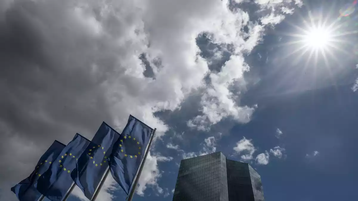 Die Inflation in der Eurozone steigt: Die Finanzmärkte erwarten fest eine Zinserhöhung der EZB. (Archivbild) - Bild: Boris Roessler/dpa