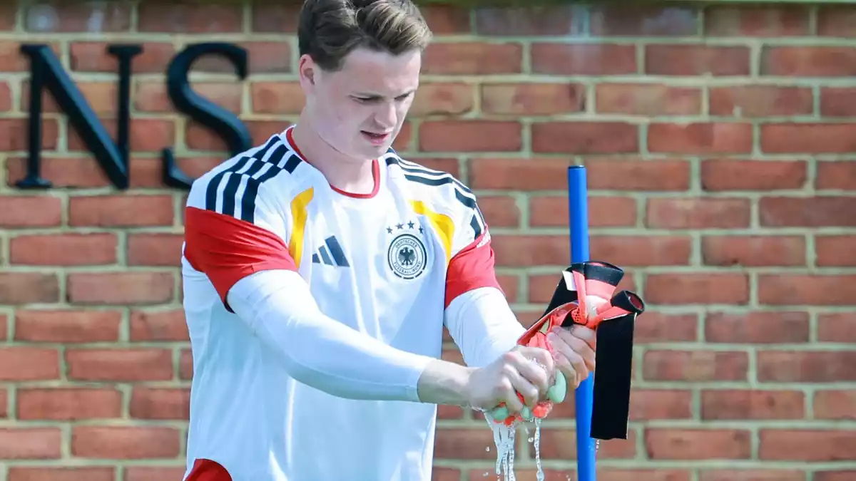 Bei der Weltmeisterschaft in Amerika durfte Jonas Urbig schon mal als Trainingstorwart dabei sein. (Archivbild)  - Bild: Jan Woitas/dpa