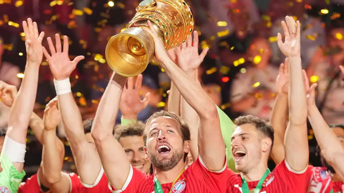 Als Finalsieger wollen die Bayern auch am Ende der neuen Pokal-Saison jubeln. (Archivbild)  - Bild: Michael Kappeler/dpa