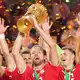 Als Finalsieger wollen die Bayern auch am Ende der neuen Pokal-Saison jubeln. (Archivbild)  - Bild: Michael Kappeler/dpa