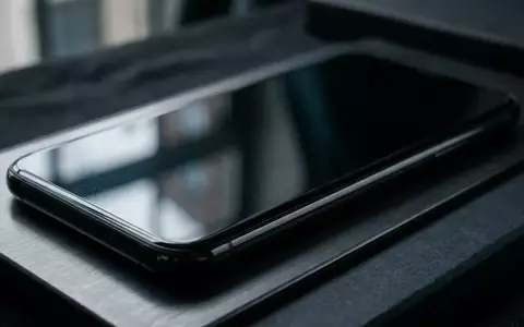 Nahaufnahme einer modernen Smartphone-Displayoberfläche in einer minimalistischen, dunklen Umgebung ohne sichtbare Inhalte. - Foto: über boerse-global.de