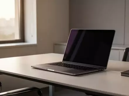 Ein moderner, minimalistischer Büroarbeitsplatz mit einem Laptop, dessen Bildschirm ausgeschaltet ist. - Foto: über boerse-global.de