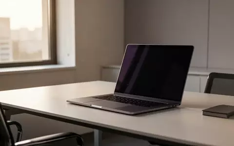 Ein moderner, minimalistischer Büroarbeitsplatz mit einem Laptop, dessen Bildschirm ausgeschaltet ist. - Foto: über boerse-global.de