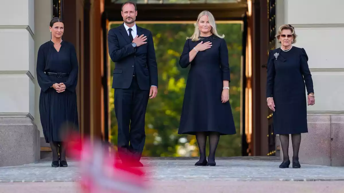 Gemeinsam mit Haakons Schwester Prinzessin Märtha Louise (links) und Haralds Witwe Königin Sonja (rechts) hatte sich das Königspaar am Montag auf dem Schlossplatz dem Volk gezeigt.  - Bild: Javad Parsa/NTB/dpa