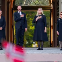 Gemeinsam mit Haakons Schwester Prinzessin Märtha Louise (links) und Haralds Witwe Königin Sonja (rechts) hatte sich das Königspaar am Montag auf dem Schlossplatz dem Volk gezeigt.  - Foto: Javad Parsa/NTB/dpa