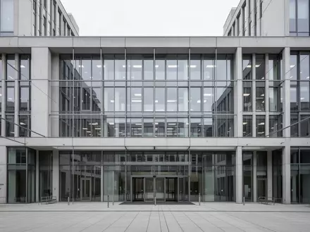 Moderne Fassade eines leeren Bürogebäudes in Deutschland bei bewölktem Tageslicht. - Foto: über boerse-global.de