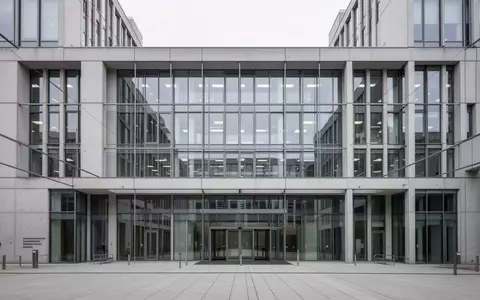 Moderne Fassade eines leeren Bürogebäudes in Deutschland bei bewölktem Tageslicht. - Foto: über boerse-global.de