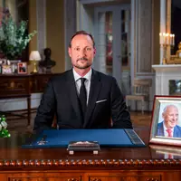 König Haakon VIII. - hier bei seiner ersten Fernsehansprache als neuer Monarch am Samstag - hat seinen Eid im Parlament abgelegt. (Archivbild) - Foto: Heiko Junge/NTB/dpa