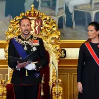 Im Parlament legte Haakon seinen Eid ab. An seiner Seite: Kronprinzessin Ingrid Alexandra.  - Foto: Lise Åserud/NTB Pool/dpa