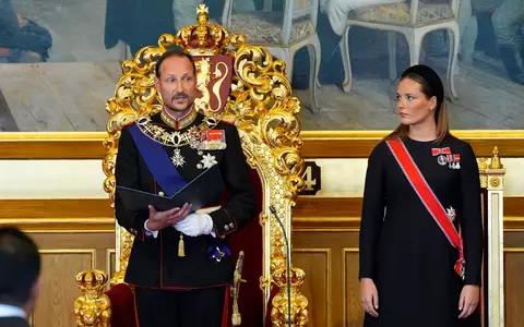 Im Parlament legte Haakon seinen Eid ab. An seiner Seite: Kronprinzessin Ingrid Alexandra.  - Foto: Lise Åserud/NTB Pool/dpa