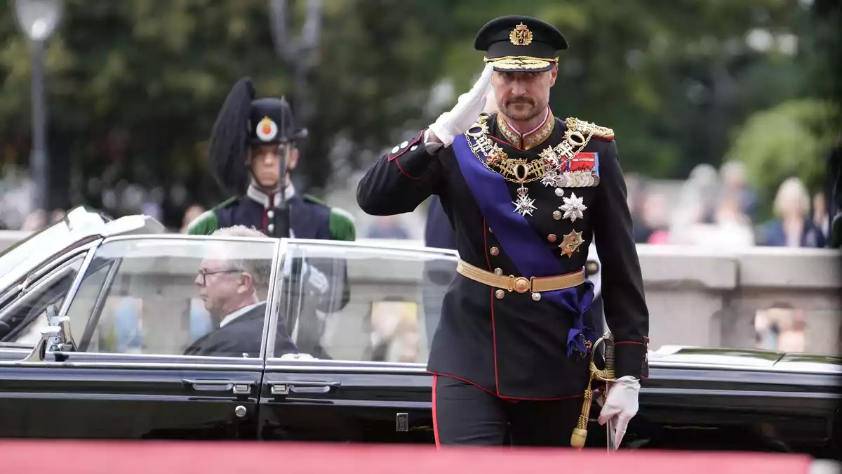 König Haakon kam am Mittag am Parlament an.  - Bild: Javad Parsa/NTB/dpa
