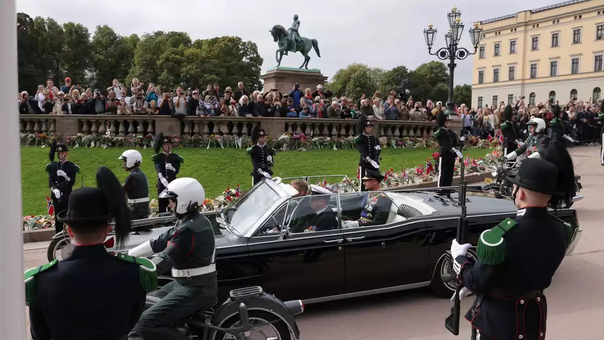 In einer offenen Limousine wurde König Haakon VIII. vom Schloss zum Parlament gefahren.  - Bild: Amanda Pedersen Giske/NTB/dpa