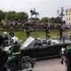 In einer offenen Limousine wurde König Haakon VIII. vom Schloss zum Parlament gefahren.  - Bild: Amanda Pedersen Giske/NTB/dpa