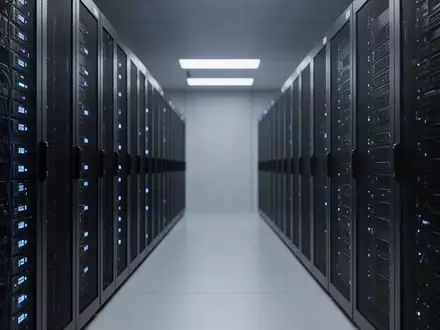 Reihen von Server-Racks in einem Rechenzentrum mit blauer Beleuchtung, die technologische Infrastruktur symbolisieren. - Foto: über boerse-global.de