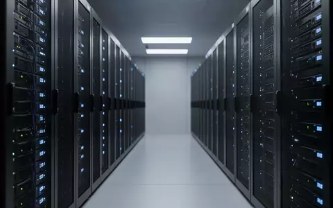 Reihen von Server-Racks in einem Rechenzentrum mit blauer Beleuchtung, die technologische Infrastruktur symbolisieren. - Foto: über boerse-global.de