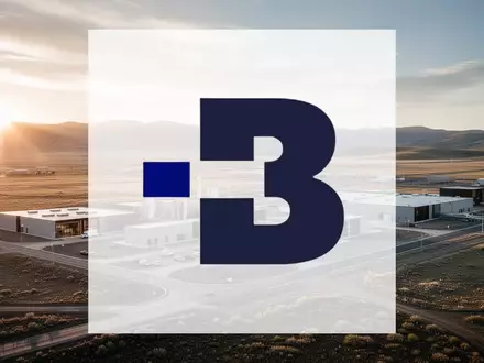Moderne Industriefläche in einer weitläufigen Landschaft bei Sonnenuntergang als Symbol für Standortentwicklung. - Foto: über boerse-global.de