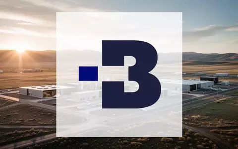 Moderne Industriefläche in einer weitläufigen Landschaft bei Sonnenuntergang als Symbol für Standortentwicklung. - Foto: über boerse-global.de