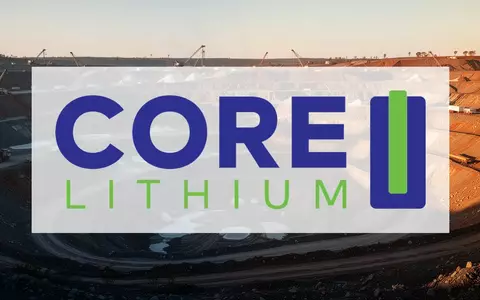 Abstrakte Aufnahme eines industriellen Lithium-Tagebaus in der Abenddämmerung. - Foto: über boerse-global.de