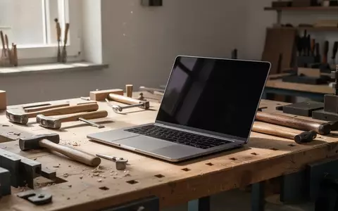 Moderner Arbeitsplatz in einem deutschen Handwerksbetrieb mit Laptop und Werkzeugen auf einer Werkbank. - Foto: über boerse-global.de