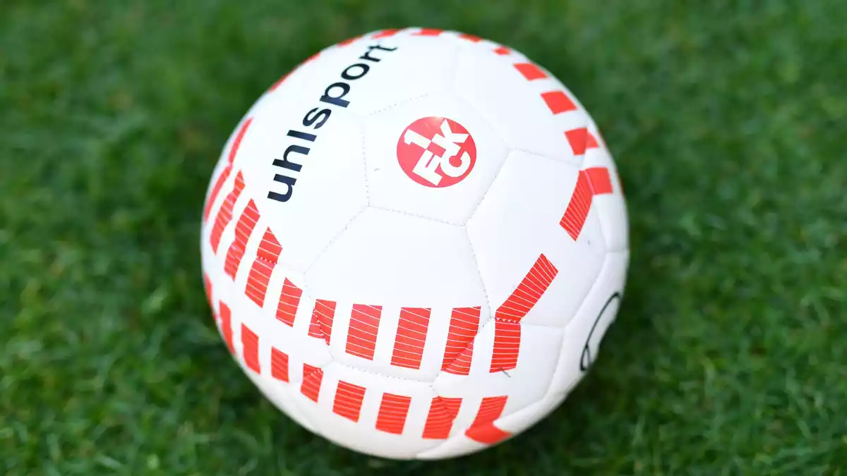 Der Sportartikelhersteller Uhlsport gehört bald einem schwedischen Konzern. (Archivbild) - Bild: picture alliance / dpa
